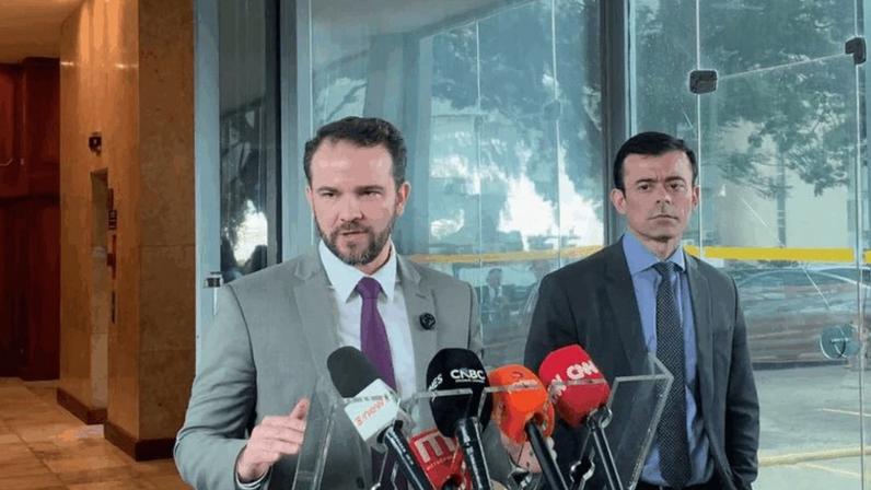 O ministro da Fazenda, Dario Durigan (esq.), e o secretário-executivo, Rogério Ceron, anunciaram a proposta nesta 3ª feira (24.mar.2026)