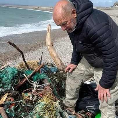 Voluntários limpam praia de resíduos de pesca após tempestade
