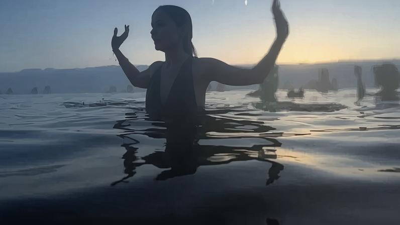 Débora Falabella toma banho em lagoa geotérmica na Islândia