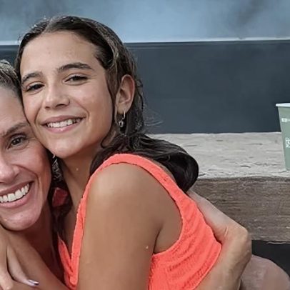 Deborah Secco posa ao lado da filha com look semelhante