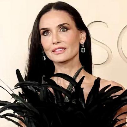 Oscar 2026: Demi Moore desfila com look exótico de penas no tapete