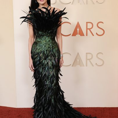 Demi Moore desfila com penas na red carpet do Oscar 2026