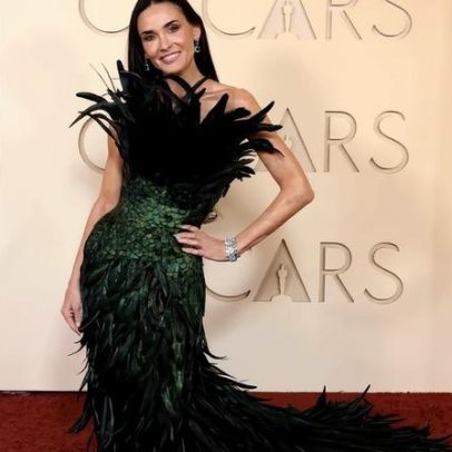 A verdade por trás do vestido extravagante de Demi Moore no Oscar que chocou fãs