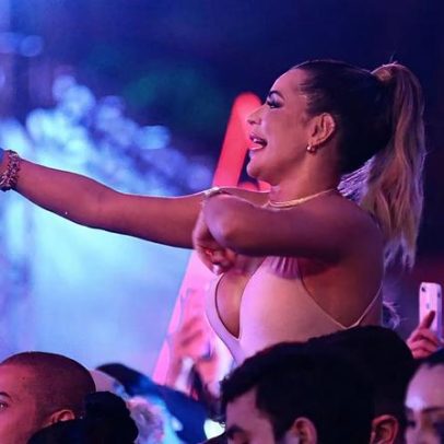 Deolane surpreende público ao subir ao palco e pegar Mari Fernandez no colo