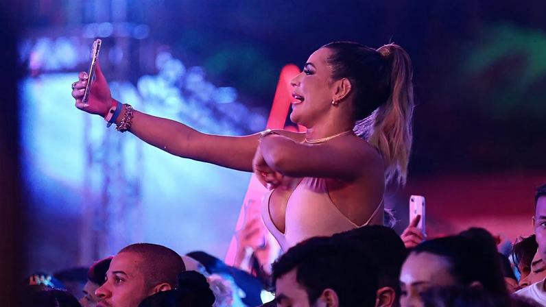 Deolane surge de surpresa em show de Mari Fernandez, sobe ao palco e pega cantora no colo diante da multidão
