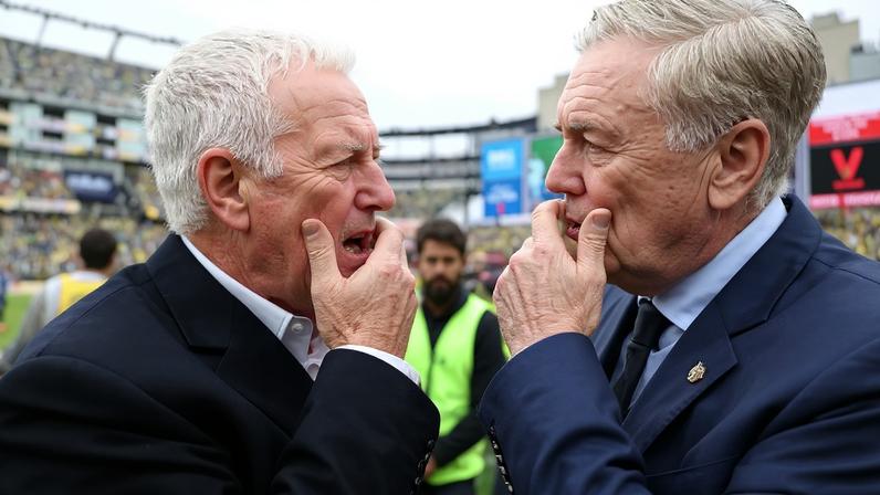 O técnico da França, Didier Deschamps, e o treinador do Brasil, Carlo Ancelotti, conversam antes do amistoso entre Brasil e França (Foto: Franck Fife/AFP)
