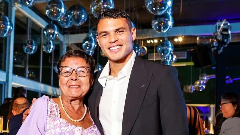 Thiago Silva se despede da mãe em homenagem