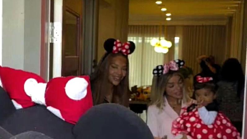 Zuri, filha de Ludmilla e Brunna Gonçalves, conhecendo a Minnie e o Mickey — Foto: Reprodução/Instagram