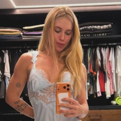 Virginia Fonseca posa diante do espelho com babydoll azul bebê