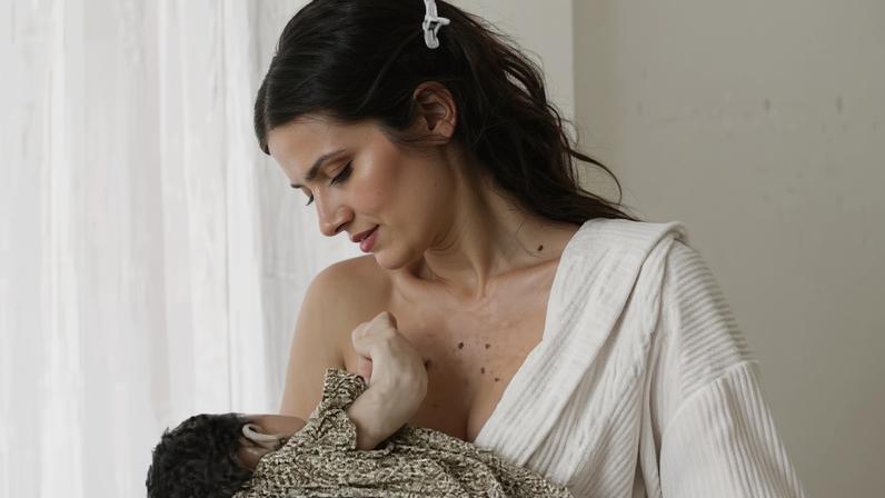 Camila Queiroz e a filha, Clara