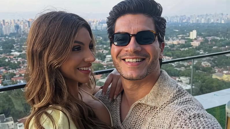 Arthur Aguiar e a esposa, Jheny Santucci