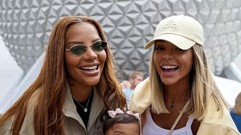 Ludmilla abre álbum de fotos com a esposa e a filha rouba a cena — Foto: Reprodução/Instagram