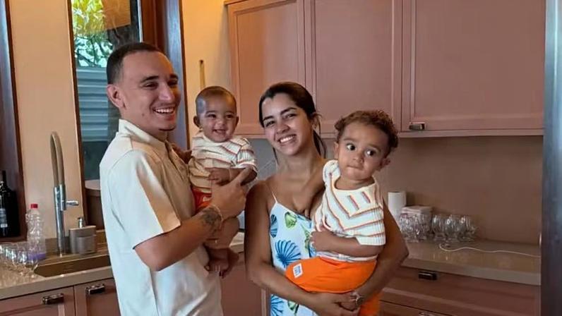 João Gomes ao lado da esposa e dos filhos