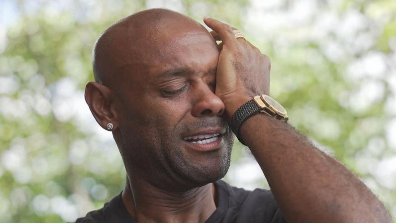 Vagner Love se emociona em entrevista ao ge para falar da carreira — Foto: Reprodução/Globo