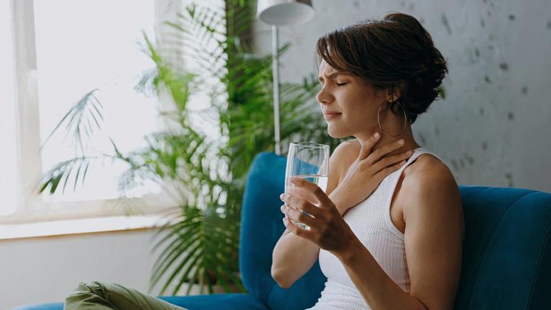 A condição pode provocar tosse frequente durante as refeições, engasgos, pneumonias aspirativas, desnutrição e desidratação