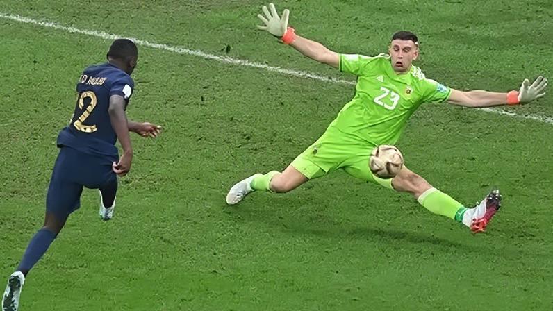 Dibu Martínez salva a Argentina no fim da prorrogação na decisão da Copa do Mundo 2022 contra a França
