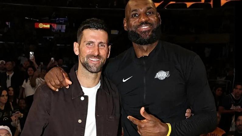 Novak Djokovic e Lebron James durante partida do Lakers na NBA (Foto: Reprodução Instagram)