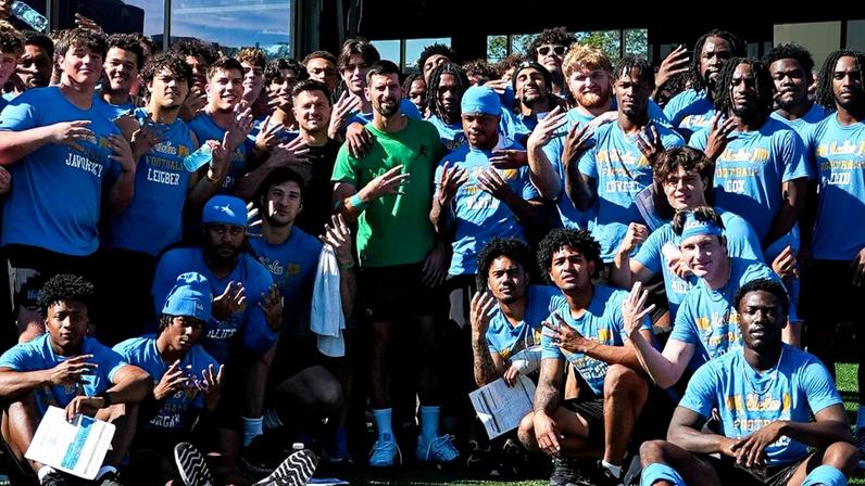 Djokovic orienta time universitário de futebol americano