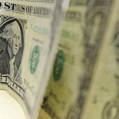 Dólar cai para R$ 5,24; bolsa sobe 3,24% após fala de Trump