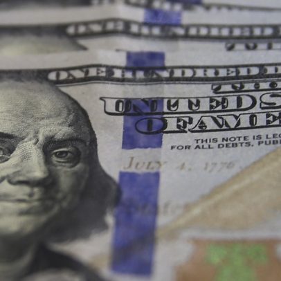 Dólar cai para R$5,17 e bolsa sobe com expectativas sobre guerra