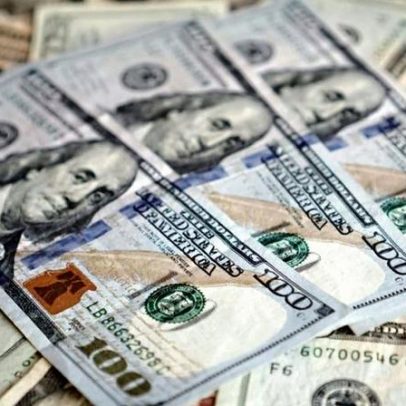 Trump rompe tradição de 165 anos ao assinar cédulas de dólar