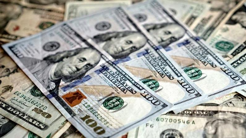 Trump rompe tradição de 165 anos ao assinar cédulas de dólar