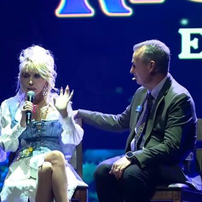 Dolly Parton faz atualização de saúde em primeira aparição desde anúncio médico