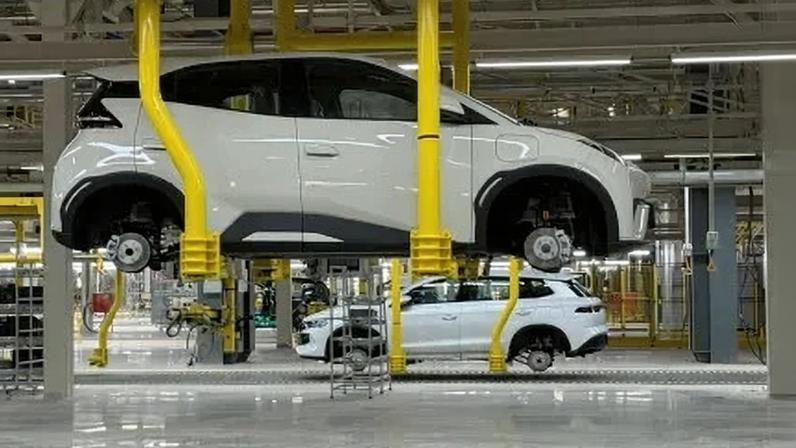 BYD Dolphin Mini na linha de produção da fábrica de Camaçari