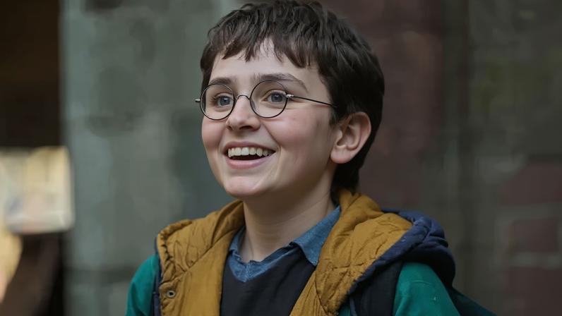 Dominic McLaughlin como Harry Potter