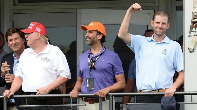 Donald Trump com os filhos Eric e Donald Jr. (Foto: Decrypt/Shutterstock)