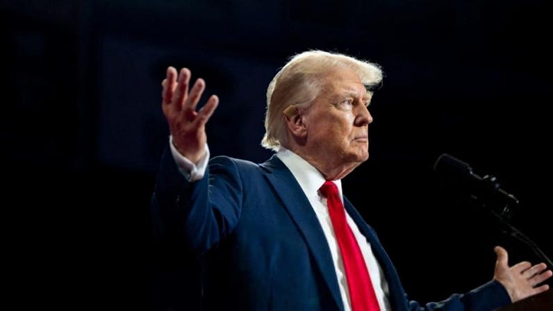donald trump de braços erguidos