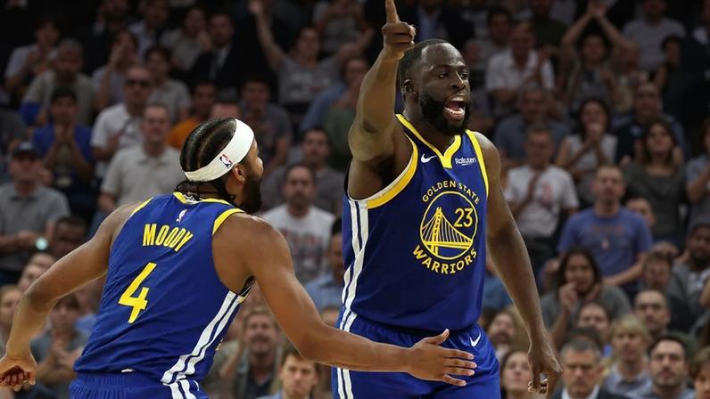 Draymond Green e Moses Moody em jogo entre Warriors e Grizzlies na NBA (Foto: Ezra Shaw/Getty Images/AFP)