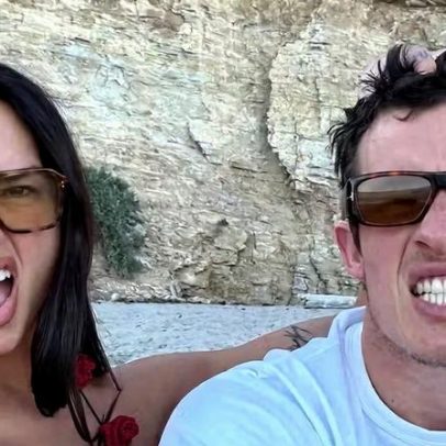 Dua Lipa posa de biquíni com o noivo Callum Turner