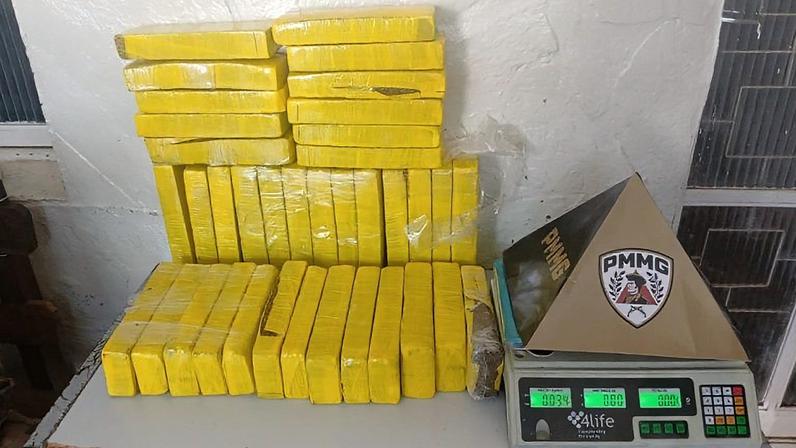 Dupla é presa com mais de 30 barras de maconha em Montes Claros