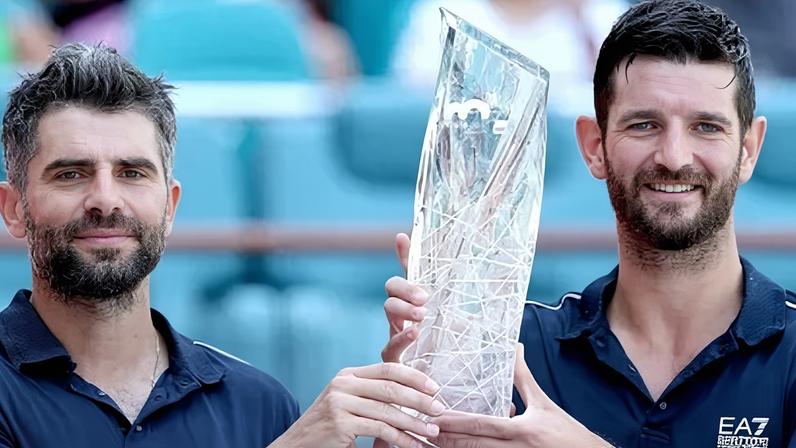 Simone Bolelli e Andrea Vavassori com o troféu de duplas do Miami Open