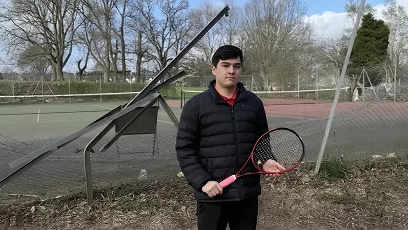 Clube pede ao conselho que conserte cerca danificada por árvore