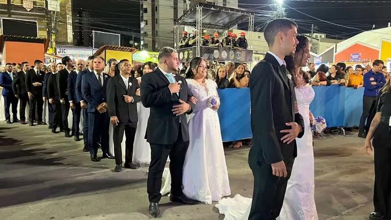 Cem casais dizem 'sim' em casamento coletivo do São João 2025 de Campina Grande