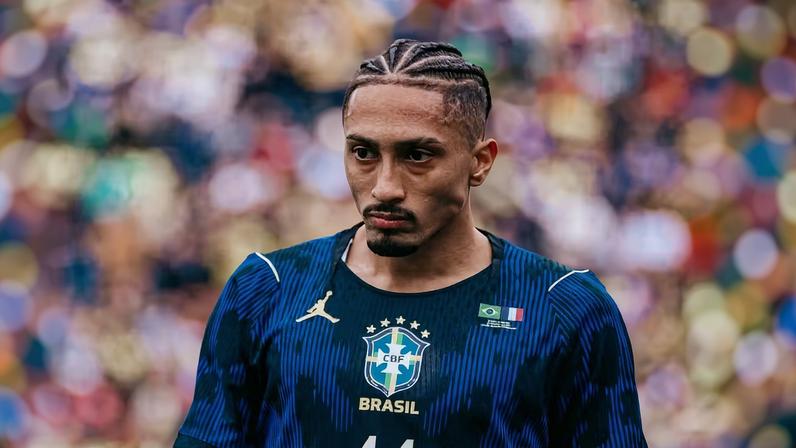 Raphinha será reavaliado, mas deve desfalcar o Brasil — Foto: Mayara Gonçalves/One9 Content