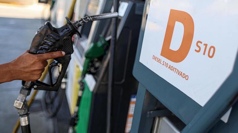 Imagem ilustrativa de um posto de combustível que oferece diesel S10