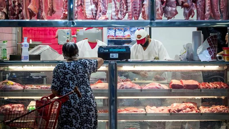Possível queda nas exportações pode aumentar estoque no Brasil, barateando os preços nos açougues
