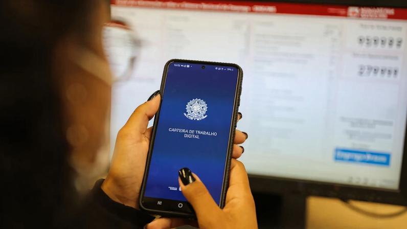 O desemprego se refere às pessoas de 14 anos ou mais que não estão trabalhando, mas que estão disponíveis e tentam encontrar trabalho