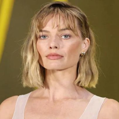Margot Robbie exibe novo bob e franja na Chanel após Wuthering Heights