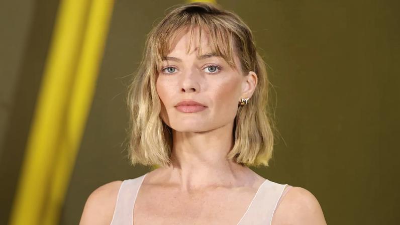 Margot Robbie exibe novo bob e franja na Chanel após Wuthering Heights
