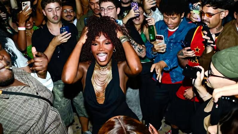 Doechii curte festa com fãs em prédio histórico antes da Lollapalooza 2026