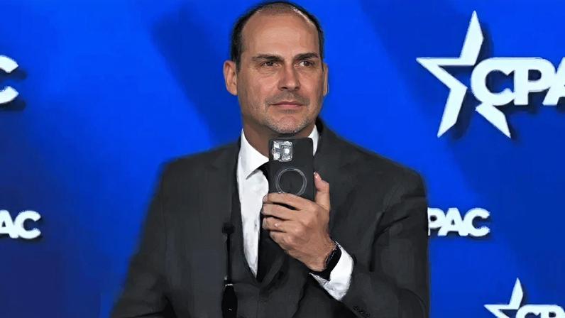 Vídeo mostra Eduardo dizendo que fará gravação para o pai