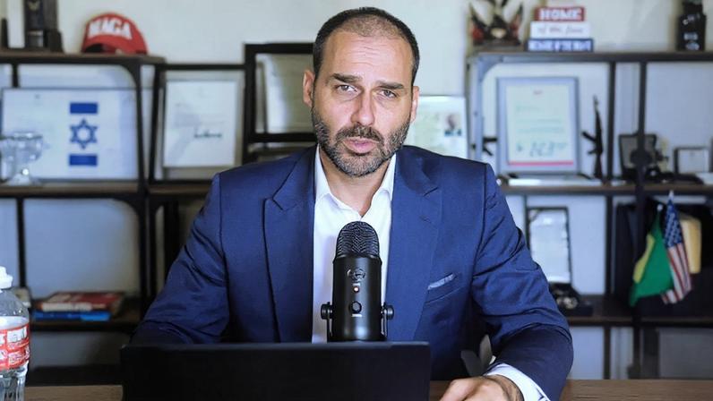 Deputado se autoexilou nos EUA para formar uma articulação internacional em defesa do pai, o ex-presidente Jair Bolsonaro. (Foto: Renato Araújo/Câmara dos Deputados)
