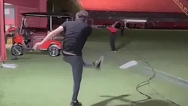 Técnico do Atlético-MG chuta garrafa após coletiva