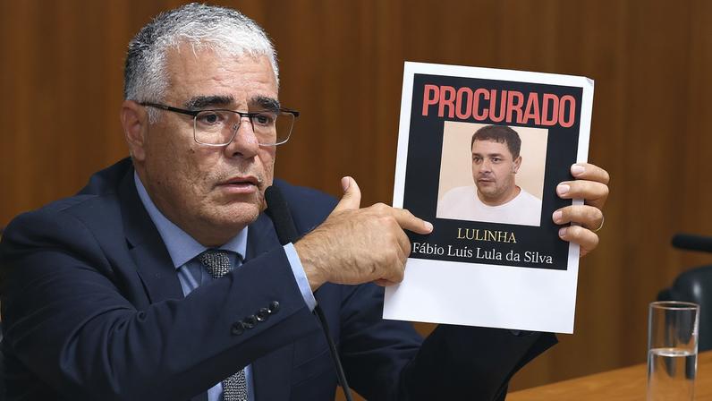 Eduardo Girão (Novo-CE) mostra foto de Lulinha durante sessão da CPMI do INSS. (Foto: Carlos Moura/Agência Senado)