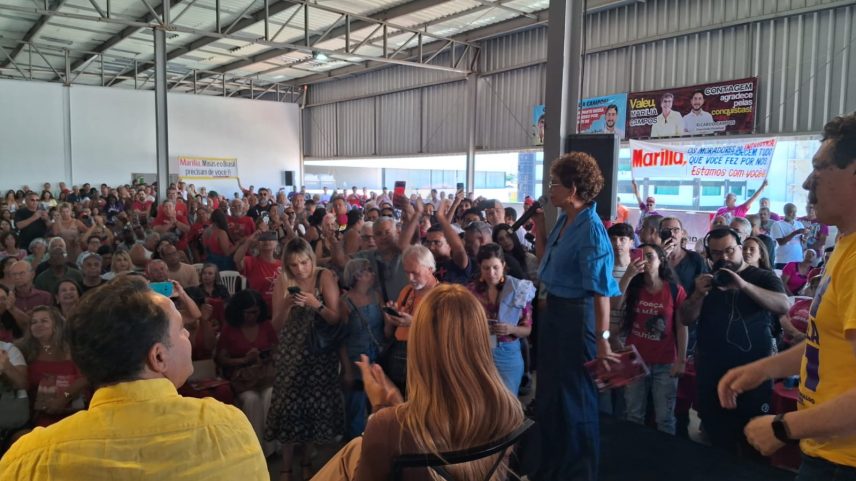 Marília Campos discursa em evento que lança sua pré-candidatura ao Senado
