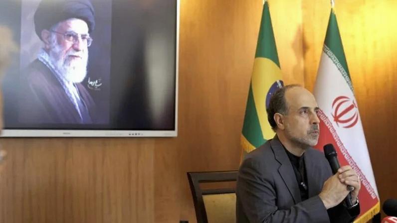 Na imagem, Abdollah Ghadirli, embaixador do Irã no Brasil, em entrevista a jornalistas